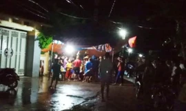 Rất đông người dân tập trung trước nhà ông Trần Đình Đức trong nhiều ngày qua. Ảnh: VTC News