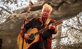Ca/nhạc sĩ huyền thoại John Prine qua đời ở tuổi 73 vì COVID-19.