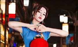 Địch Lệ Nhiệt Ba mặc sườn xám khoe body nuột nà, chân dài miên man