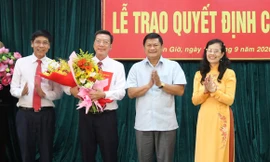 Ông Nguyễn Văn Hồng (ôm hoa) nhận quyết định mới. Ảnh: SGGP