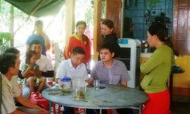 Hàng xóm đến chia buồn cùng gia đình nạn nhân. Ảnh: Zing