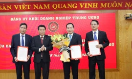 Ông Y Thanh Hà Niê Kđăm - Ủy viên dự khuyết BCH Trung ương Đảng, Bí thư Đảng ủy Khối Doanh nghiệp Trung ương trao Quyết định cho các cán bộ. Ảnh: Vietnam+