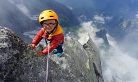 Cậu bé 3 tuổi trở thành người trẻ nhất chinh phục đỉnh núi cao hơn 3.000m