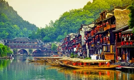 Phượng Hoàng cổ trấn đang chìm trong ngập lụt, đã tồn tại bao năm?