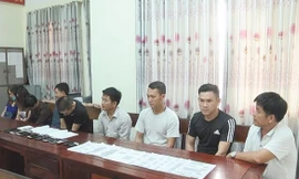 Các đối tượng bị bắt vì tội đánh bạc dưới hình thức ghi lô đề.