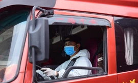 'Biệt đội' trung chuyển container ở cửa khẩu