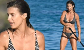 Tình cũ tài tử George Clooney ‘hớ hênh’ vì mặc áo bơi khoét rộng