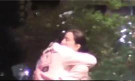 Phạm Băng Băng ôm ấp trai lạ trên phố