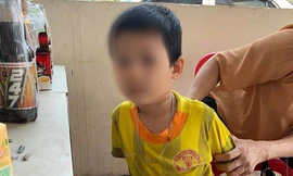 Bản tin 8H: Bố để con tại tòa án với dòng chữ 'tôi không đẻ, tôi không nuôi’