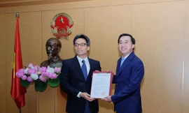 Phó Thủ tướng Vũ Đức Đam trao Quyết định bổ nhiệm Thứ trưởng Bộ Y tế cho GS.,TS Trần Văn Thuấn. Ảnh: Bộ Y tế.