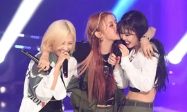 Hôn má nhau ăn mừng chiến thắng, nhóm nhạc nữ bất ngờ bị chỉ trích dữ dội