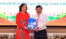 Chủ tịch UBND TPHCM Nguyễn Thành Phong chúc mừng đồng chí Phan Thị Thắng.