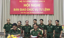 Ký biên bản bàn giao chức vụ Tư lệnh Quân khu 9 giữa Trung tướng Nguyễn Hoàng Thủy (bên phải) và Thiếu tướng Nguyễn Xuân Dắt. Ảnh: TTXVN