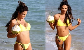 Katie Price diện áo tắm hai mảnh đi dạo bờ biển, vòng một thẩm mỹ gây chú ý