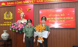 Thứ trưởng Lương Tam Quang trao Quyết định cho Trung tướng Nguyễn Khắc Khanh. Ảnh: NLĐ
