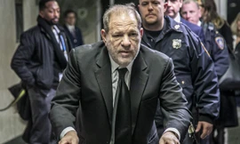 Harvey Weinstein rời Toà án Tối cao Manhattan hồi tháng 1/2020. Ảnh: AP