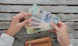 Bản tin 8H: Vợ giấu tiền chồng rồi hoang báo bị trộm