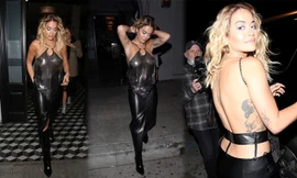 Rita Ora mặc áo yếm mỏng tang, lộ vòng một ‘không nội y’ chảy xệ