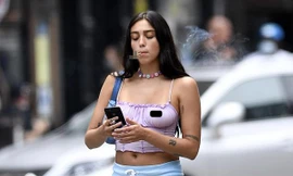 Con gái Madonna bị ‘ném đá’ vì ăn mặc lố lăng, còn phì phèo thuốc lá