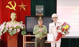 Thượng tá Hứa Việt Hưng nhận quyết định bổ nhiệm. Ảnh: ANTĐ