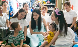 Những hình ảnh ấm áp của các thí sinh HHVN bên trẻ bại não