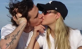 Cậu cả nhà Beckham đính hôn với bạn gái hơn 4 tuổi