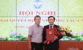 Thứ trưởng Bộ TT&TT Nguyễn Thành Hưng trao quyết định biệt phái cho ông Nguyễn Trọng Đường. Ảnh: Vietnamnet
