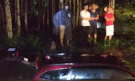 Ôtô mắc kẹt ở hạ nguồn suối Tà Rua, cách hiện trường chừng 20 m. Ảnh: VNE