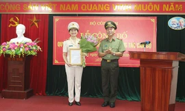 Thứ trưởng Trần Quốc Tỏ trao quyết định cho Thiếu tướng Ngô Thị Hoàng Yến. Ảnh: VGP