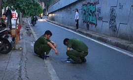 Công an khám nghiệm hiện trường khu vực xảy ra vụ việc. Ảnh: VNN