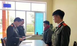 Công an huyện Ba Chẽ tống đạt quyết định xử phạt đối tượng Triệu Đức Giang (ảnh báo Quảng Ninh)