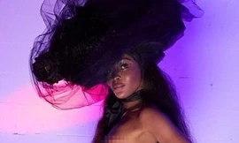 ‘Báo đen’ Naomi Campbell tung ảnh khoả thân 'bỏng rẫy' ở tuổi 50