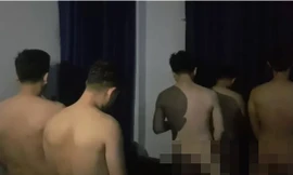 Nhiều người đồng tính bị bắt quả tang đang quan hệ tình dục tại một cơ sở massage. Ảnh: NLĐ