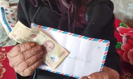 Bức ảnh cụ bà nhận được 10.000 đồng với phong bao ghi "quà mừng thọ" gây xôn xao dư luận. Ảnh: Phan Văn/Zing