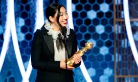 Awkwafina nhận giải trên sân khấu Quả cầu vàng 2020.