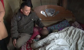 Em Đ. được người nhà đưa đi cấp cứu. Ảnh: DT