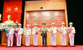 Đại tướng Tô Lâm, Bộ trưởng Bộ Công an trao quyết định và tặng hoa chúc mừng 7 sĩ quan Công an được thăng quân hàm Thiếu tướng.