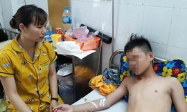 Lê Phước Duy nằm điều trị tại Bệnh viện Đa khoa tỉnh Thanh Hóa. Ảnh: Lê Hoàng/VNE