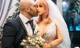 Vận động viên thể hình kết hôn cùng... búp bê sau hai năm 'hẹn hò'