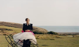 Sao nam đầu tiên trên thế giới mặc váy trên trang bìa tạp chí danh tiếng Vogue