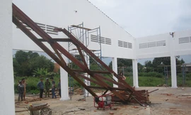 Sập mái vì kèo chợ, 2 người thương vong