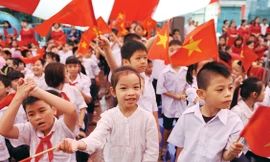 Học sinh khuyết tật hát Quốc ca... bằng tay trong lễ khai giảng