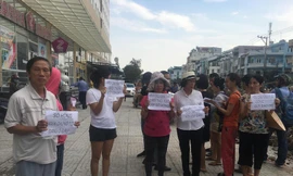 Yêu cầu bầu ban quản trị, cư dân Topaz City bị “người lạ” đe dọa