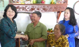 Phó chủ tịch nước Đặng Thị Ngọc Thịnh tặng quà cho mẹ Việt Nam anh hùng