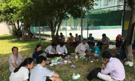 Nhà hảo tâm tặng nhu yếu phẩm cho cư dân chung cư gặp hỏa hoạn