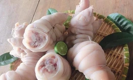 Móng giò rút xương luộc sẵn hút chân không được chợ mạng bán với giá 100.000 đồng/kg.