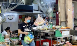 'Đỏ lửa' từ 4 giờ sáng, bán hàng trăm con gà cúng ngày rằm tháng 7