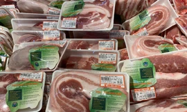Giá thịt lợn thành phẩm tại chợ và siêu thị hạ nhiệt khi giá lợn hơi giảm.