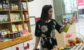 Chi hàng chục triệu mua thực phẩm ngoại ăn Tết