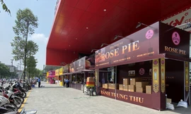 10 kiot bánh Trung thu 'chen chân' đoạn phố 100m, chung cảnh đìu hiu